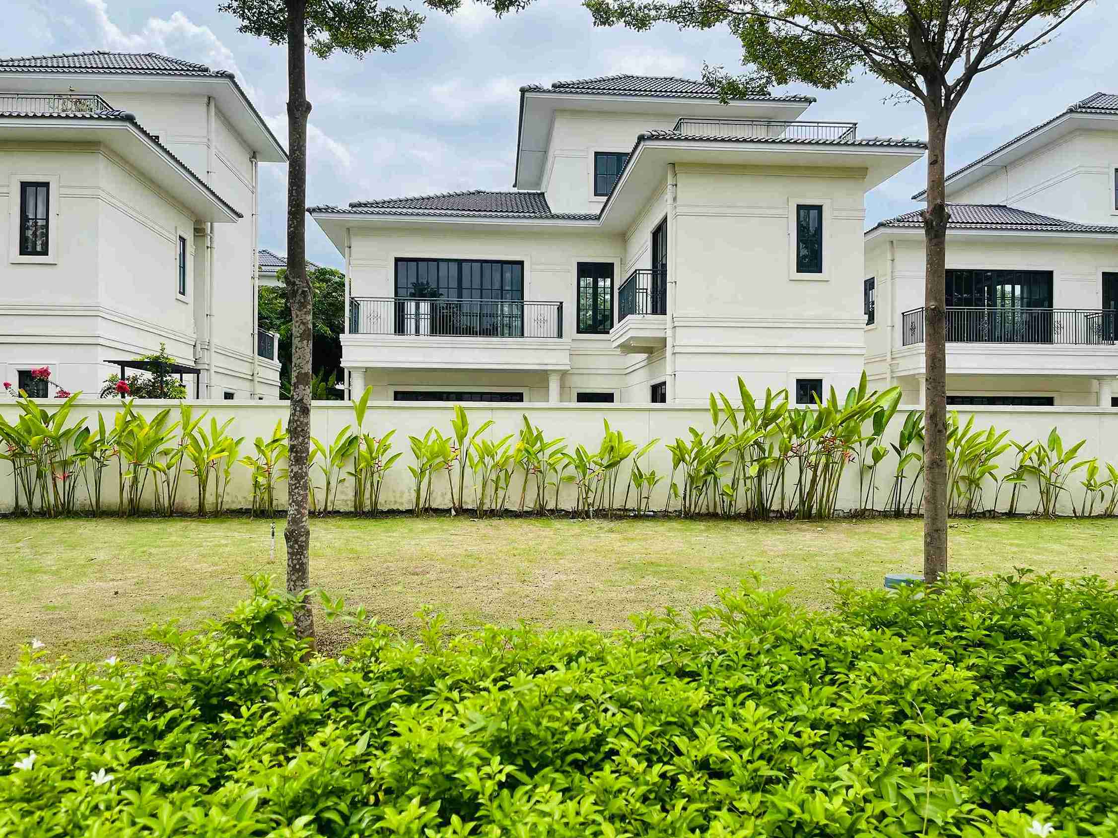 Mua biet thu Don lap Phap Swanbay view cong vien gia tot